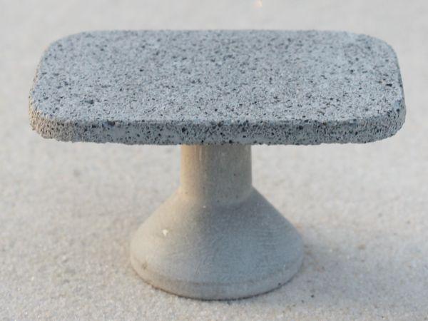 ovaler Tisch aus Beton, grau, Fuß rund