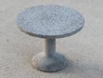 runder Tisch aus Beton, grau